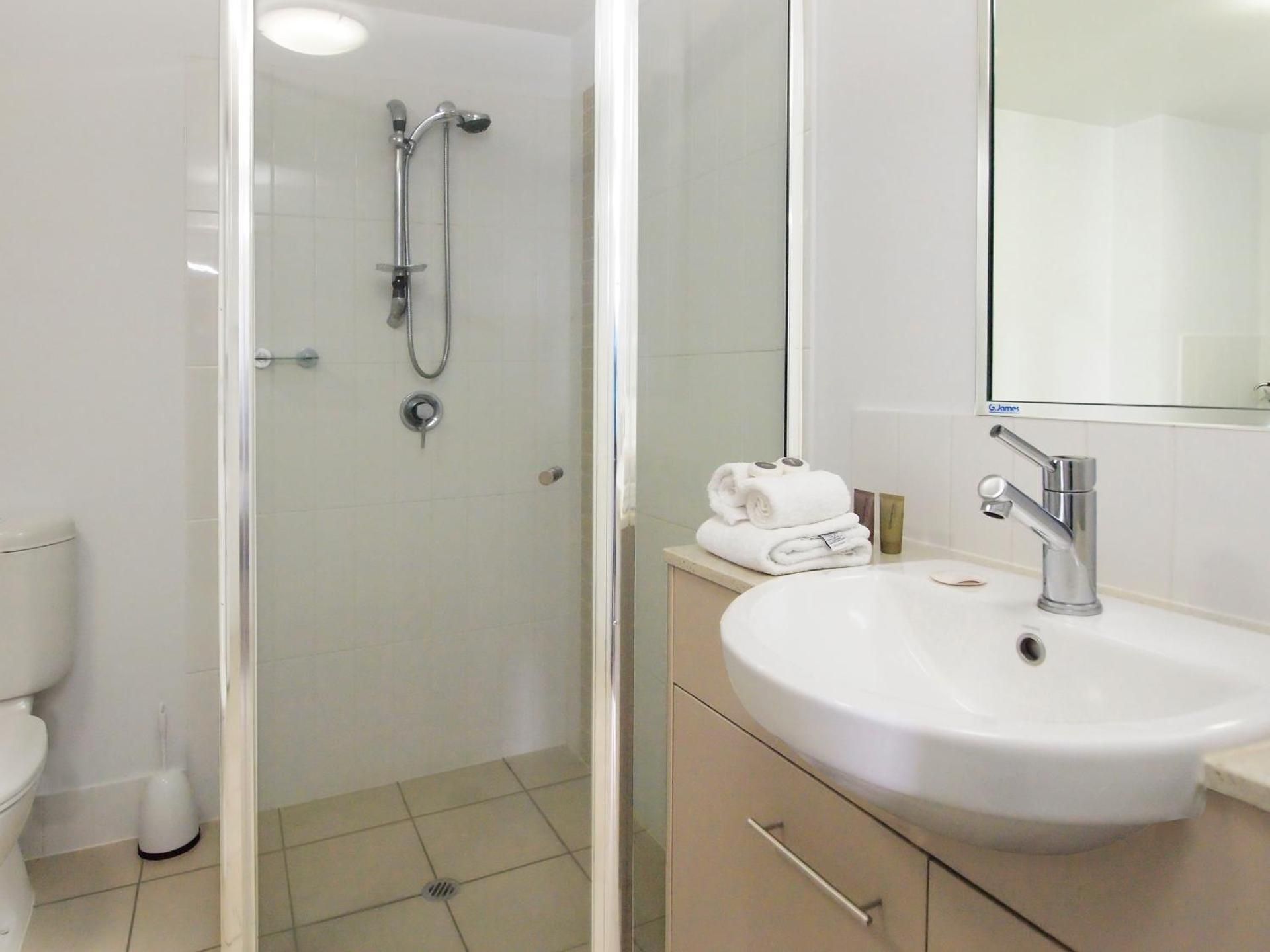 Oaks Townsville Gateway Suites One-Bedroom River View - No Housekeeping 2