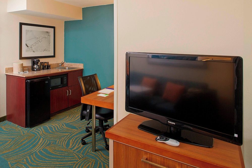 Suite, Multiple Beds (Mobility/Hearing Access, Roll-In Shwr)