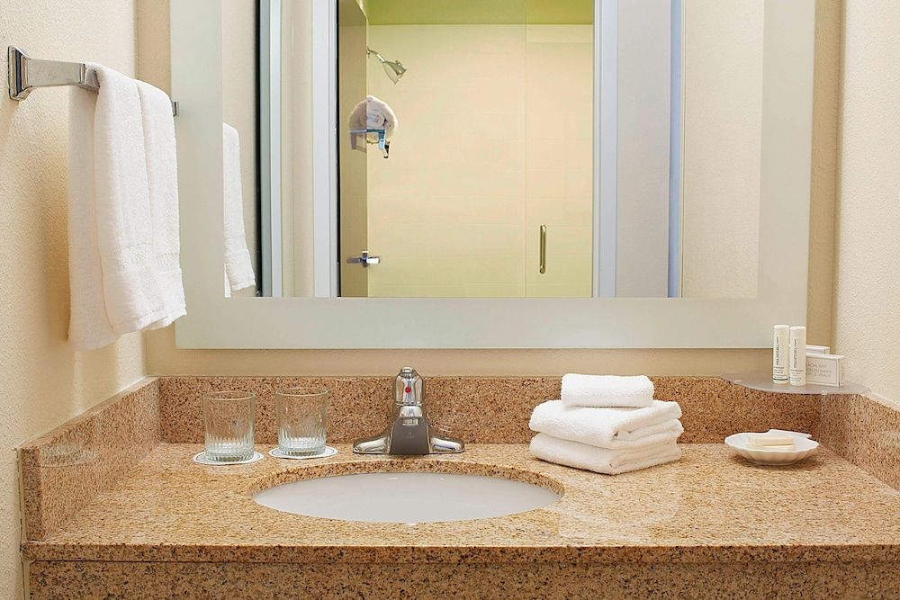 Suite, Multiple Beds (Mobility/Hearing Access, Roll-In Shwr)