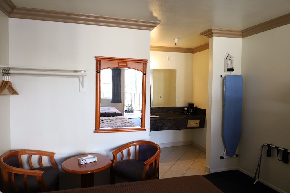 Lambert Inn Standard Room, 2 Queen Beds 9