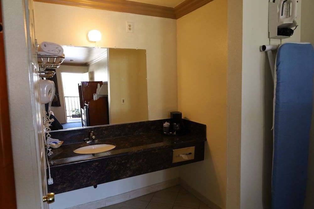 Lambert Inn Standard Room, 2 Queen Beds 8