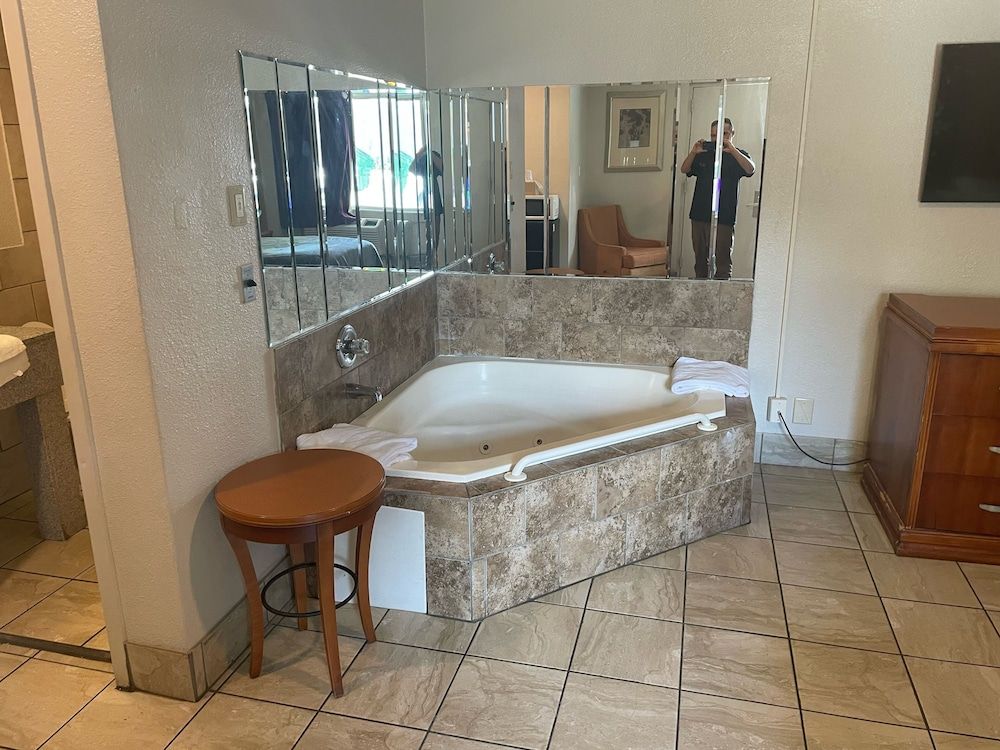 Standard Room, 1 King Bed, Jetted Tub