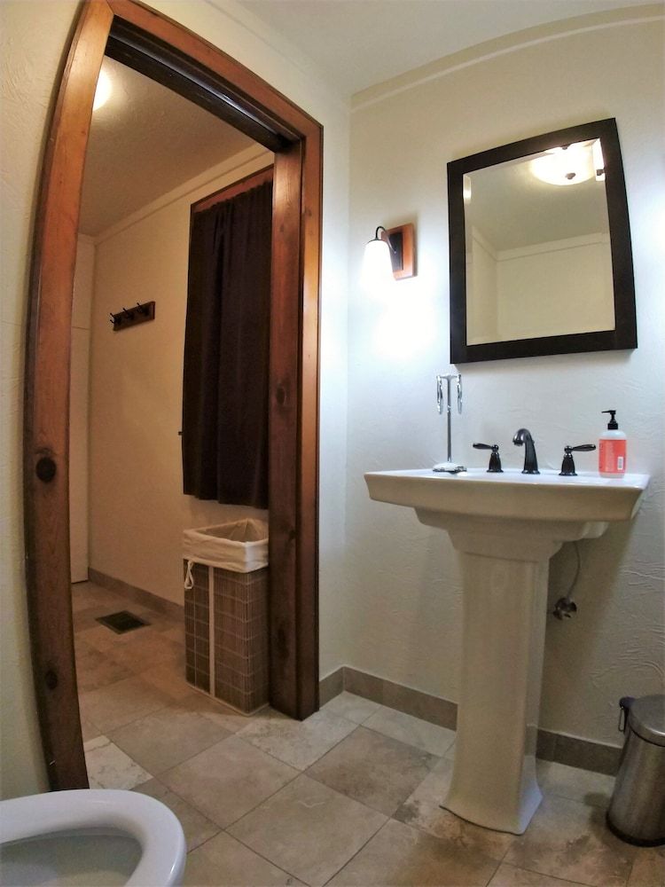 Bunk+Brew Historic Lucas House - Hostel Comfort Shared Dormitory, Mixed Dorm, Non Smoking 3