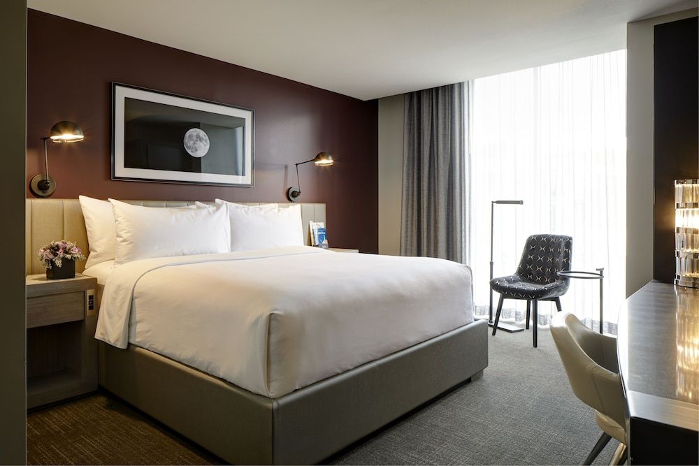 Classic King Mobility-Accessible Guest Room with Tub
