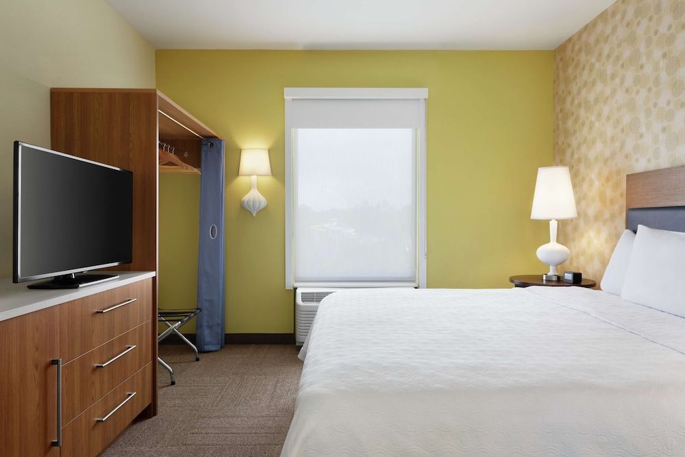 Suite, 1 King Bed, Accessible, Bathtub