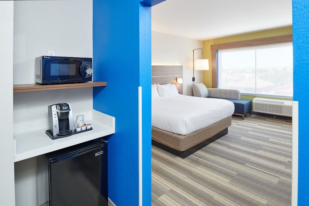 Suite, 1 King Bed, Accessible (Communication Accessible)