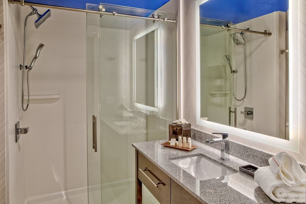 Hotel Indigo Pittsburgh University-Oakland by IHG Standard Room, 2 Queen Beds 5