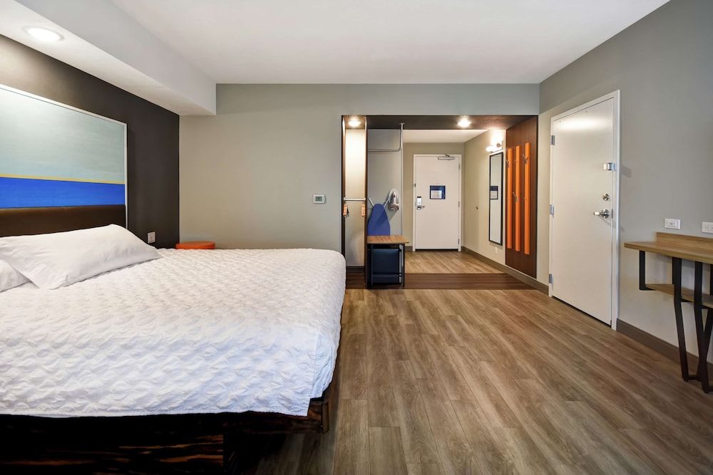 Room, 1 King Bed, Accessible, Bathtub