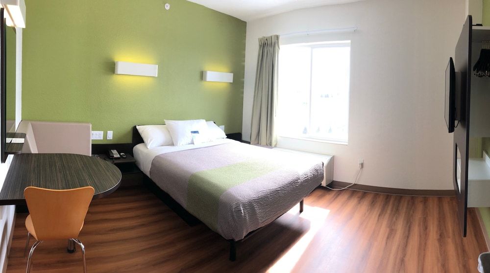 Motel 6 Mankato, MN Standard Room, 1 Queen Bed, Non Smoking, Refrigerator & Microwave