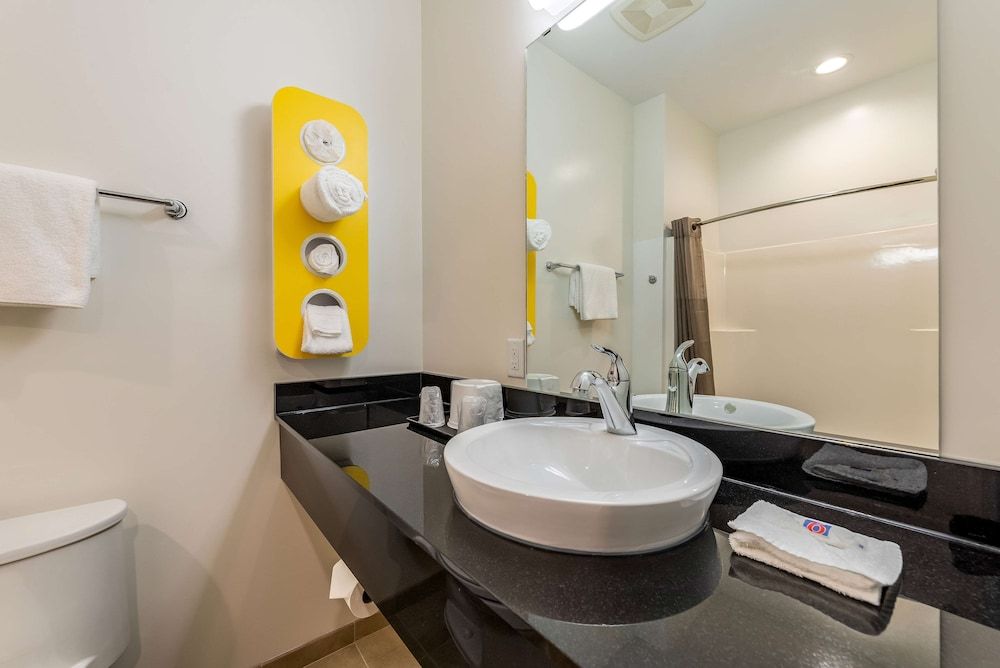 Motel 6 Mankato, MN Standard Room, 1 Queen Bed, Non Smoking, Refrigerator & Microwave 5