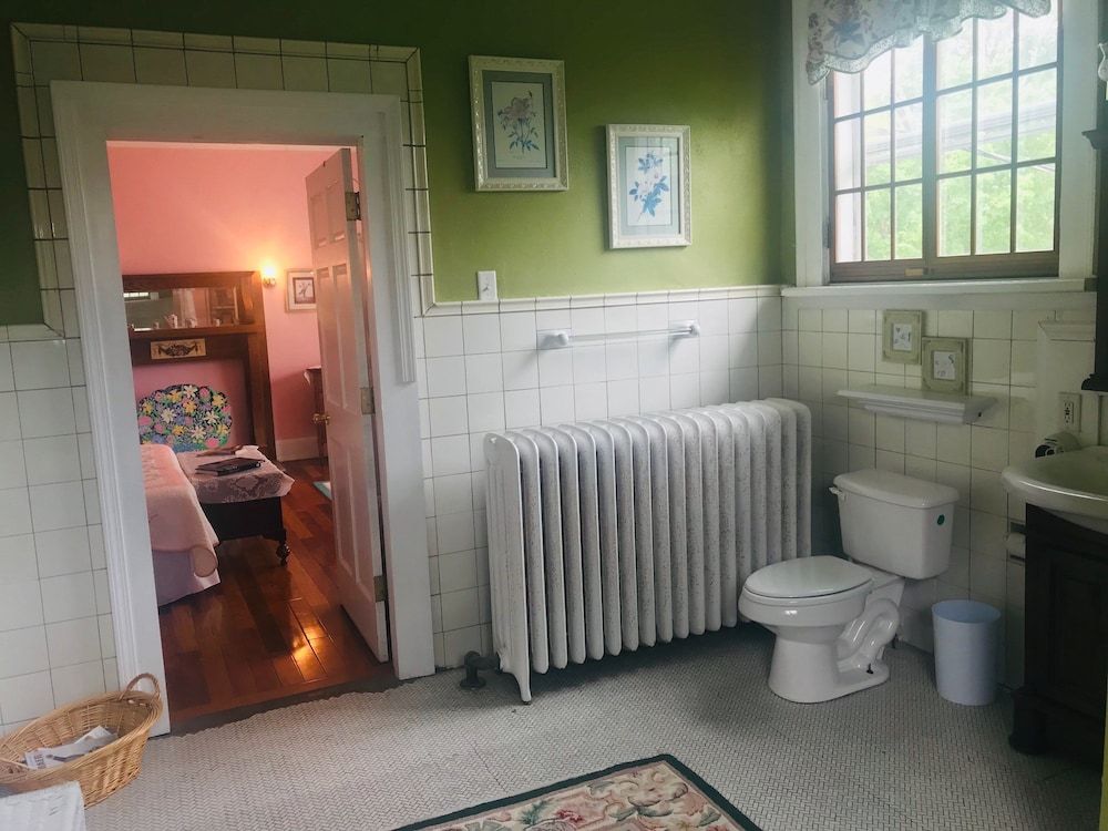 Six Acres Bed & Breakfast Room, Private Bathroom (Grandma Sallie Mae) 2