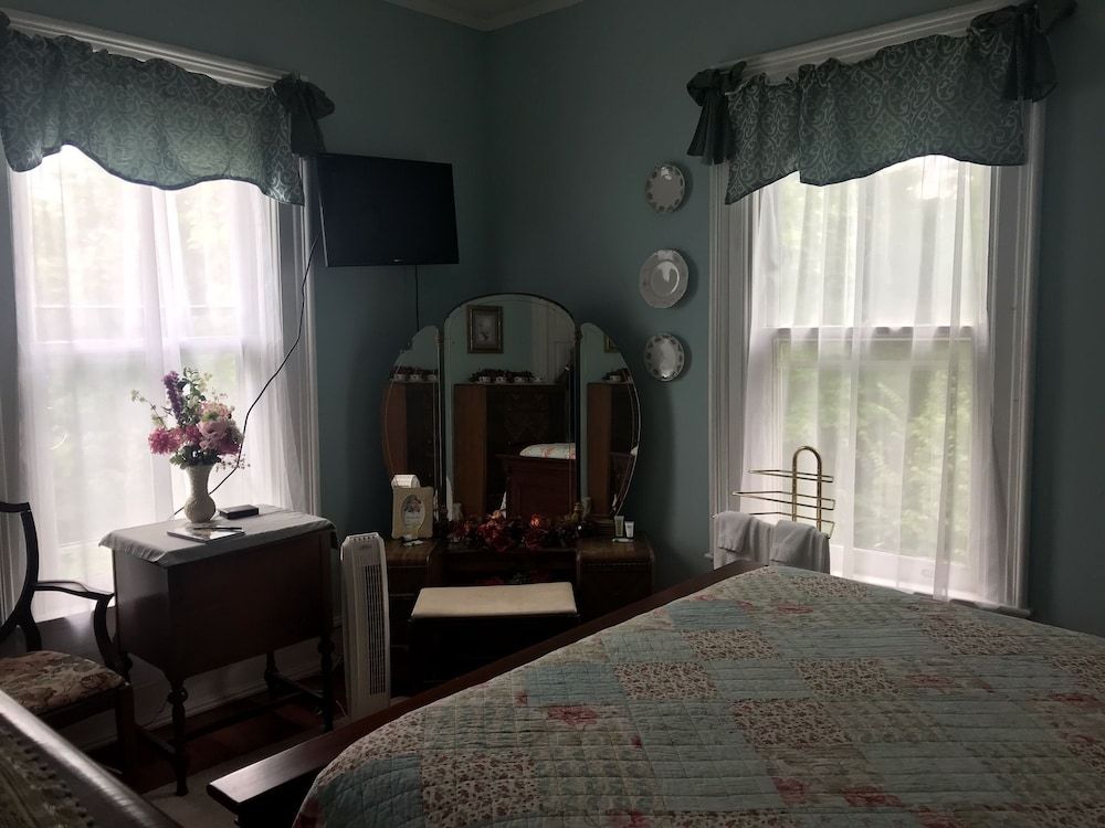 Six Acres Bed & Breakfast Room, Private Bathroom (Grandma Beatrice)