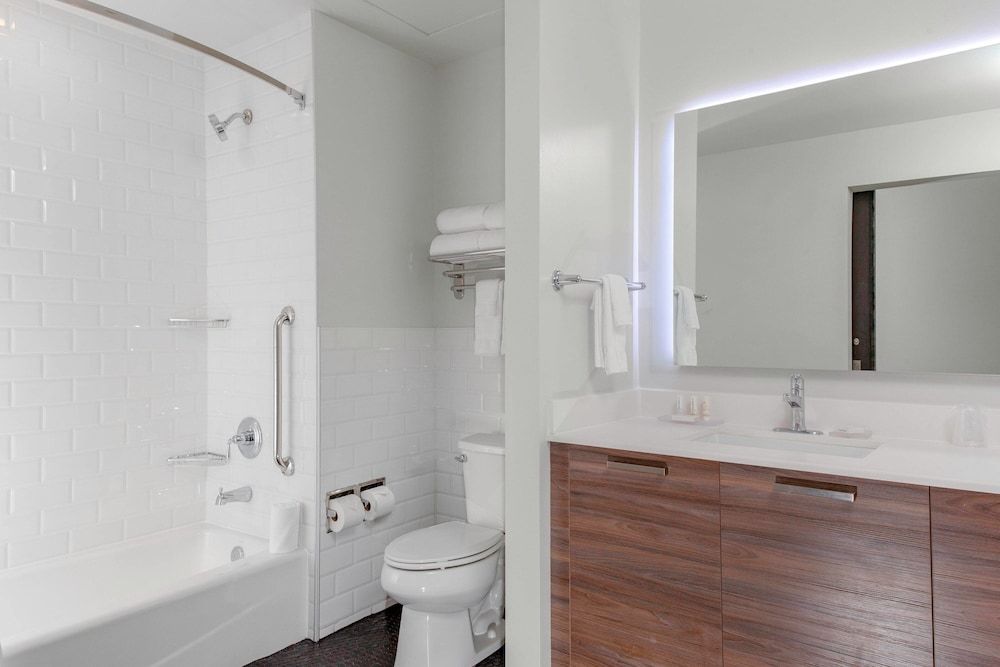 Room, 2 Queen Beds, Non Smoking (Hearing Accessible)