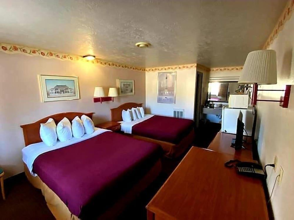 Western Inn Standard Double Room, 1 Bedroom, Refrigerator & Microwave, Mountain View 2