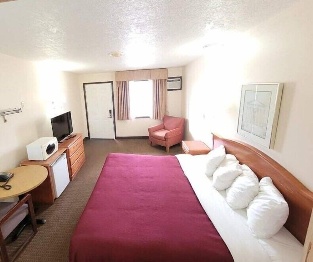 Western Inn Standard Single Room, 1 King Bed, Refrigerator & Microwave, Mountain View 2