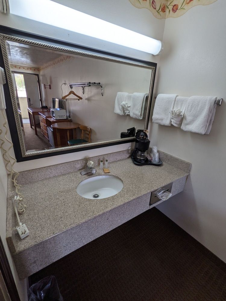 Western Inn Standard Double Room, 1 Bedroom, Refrigerator & Microwave, Mountain View 3