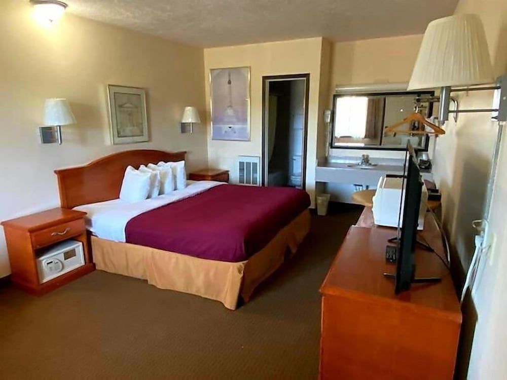 Western Inn Standard Single Room, 1 King Bed, Refrigerator & Microwave, Mountain View 4