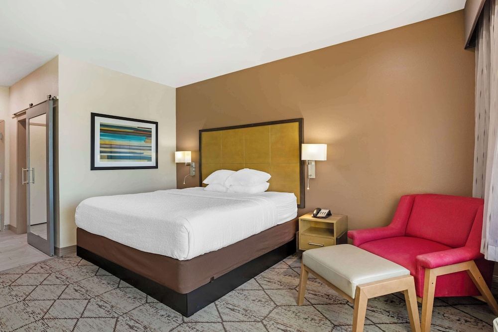 Junior Suite, 1 King Bed, Non Smoking, Kitchenette