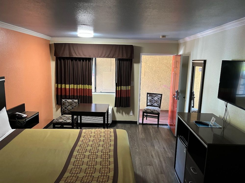 Rivera Inn & Suites Motel Pico Rivera Room, 1 King Bed, Accessible, Non Smoking 14