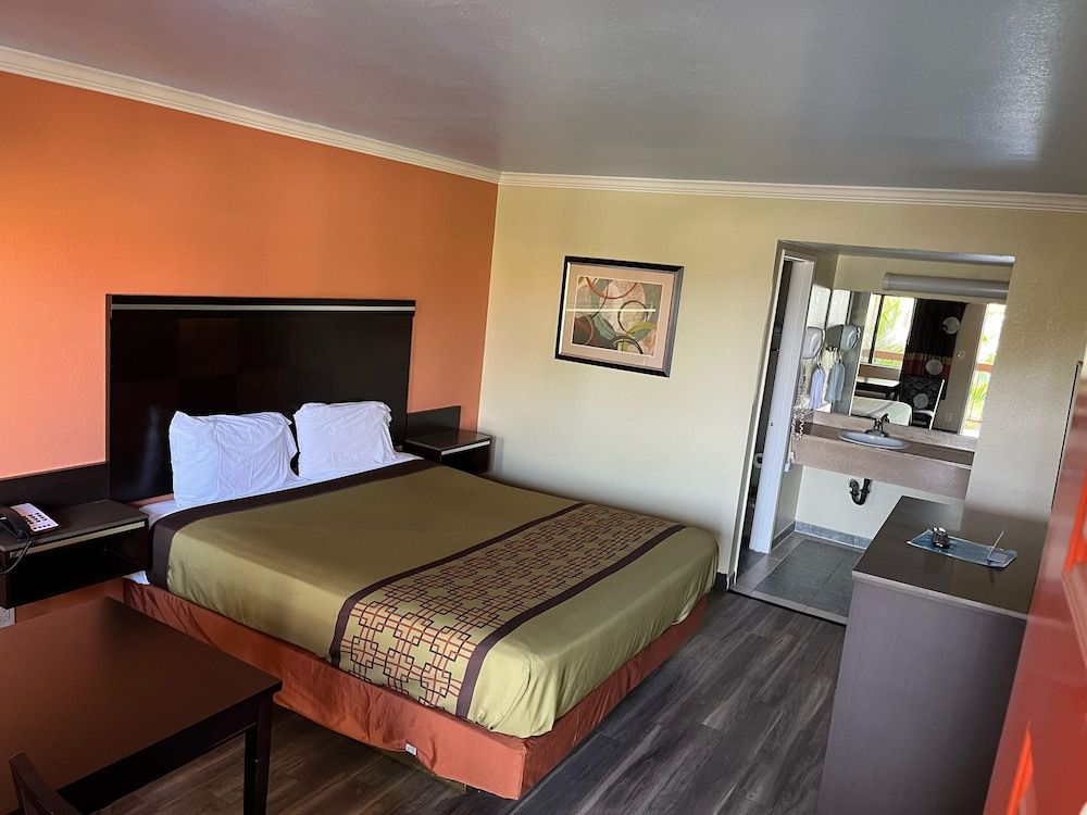Rivera Inn & Suites Motel Pico Rivera Room, 1 King Bed, Accessible, Non Smoking 3