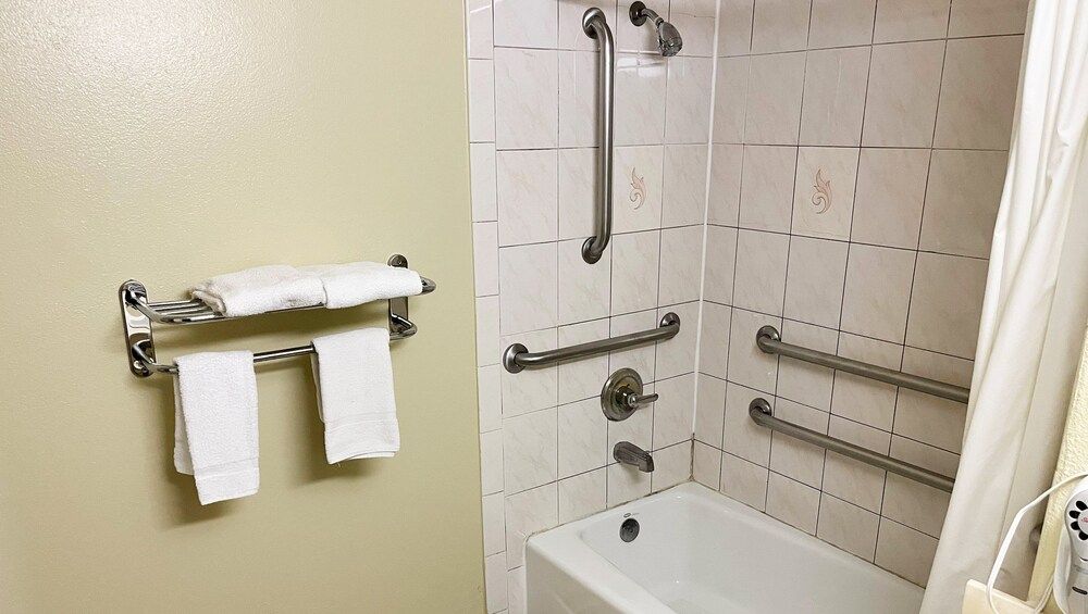 Rivera Inn & Suites Motel Pico Rivera Room, 1 King Bed, Accessible, Non Smoking 10