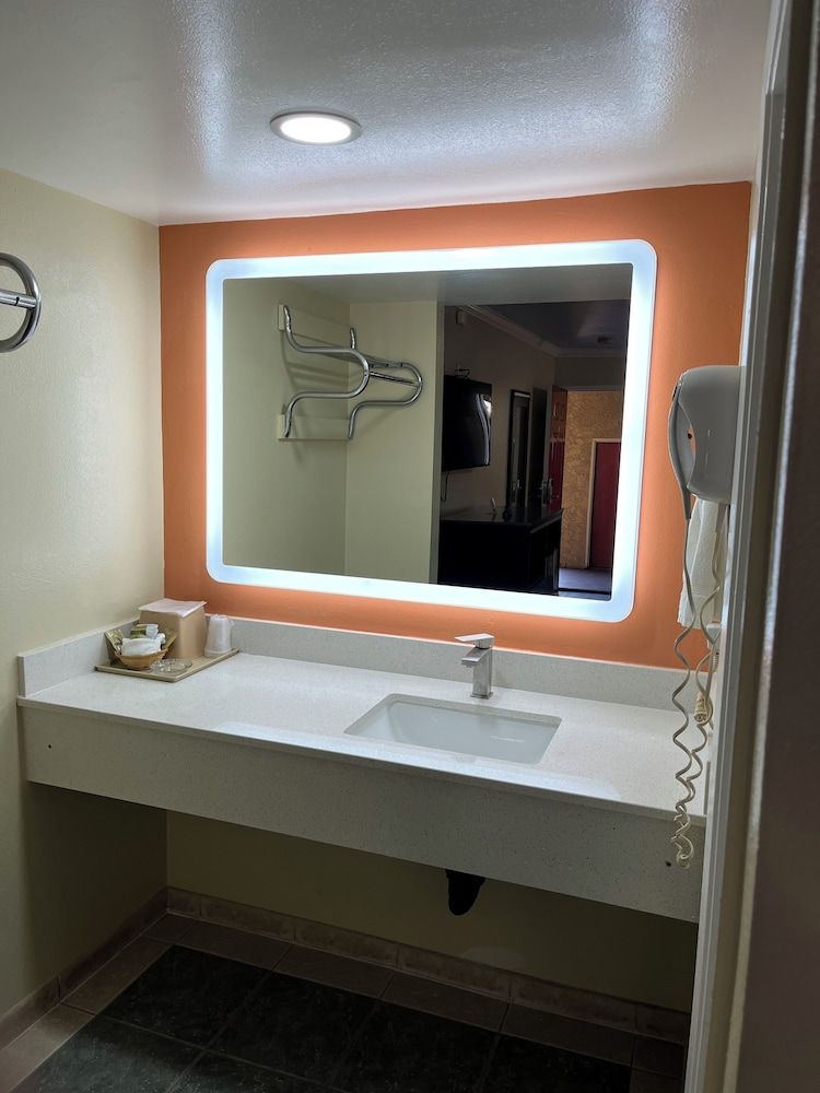Rivera Inn & Suites Motel Pico Rivera Room, 1 King Bed, Smoking 9