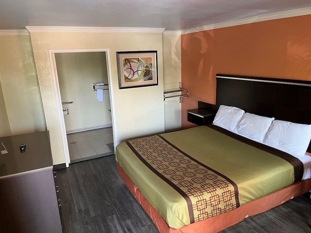 Rivera Inn & Suites Motel Pico Rivera Room, 1 King Bed, Accessible, Non Smoking 2