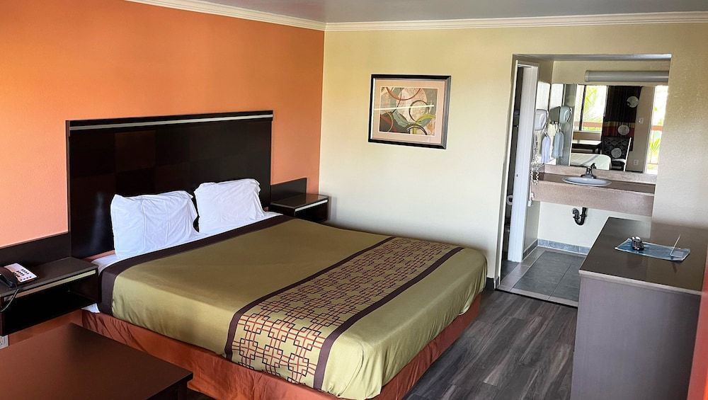 Rivera Inn & Suites Motel Pico Rivera Room, 1 King Bed, Accessible, Non Smoking 6