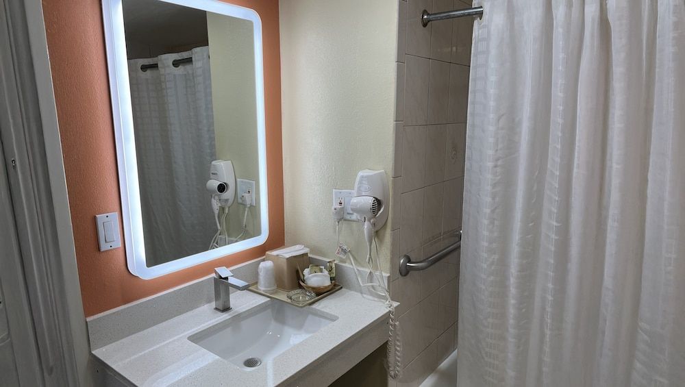 Rivera Inn & Suites Motel Pico Rivera Room, 1 King Bed, Accessible, Non Smoking 12