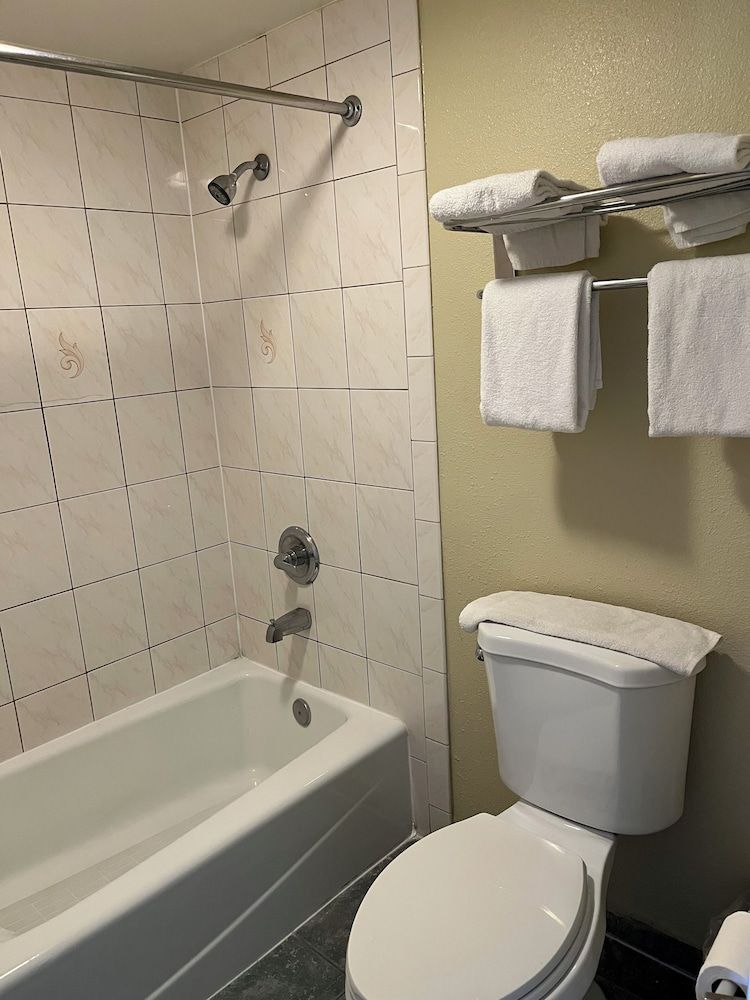 Rivera Inn & Suites Motel Pico Rivera Room, 1 King Bed, Smoking 10