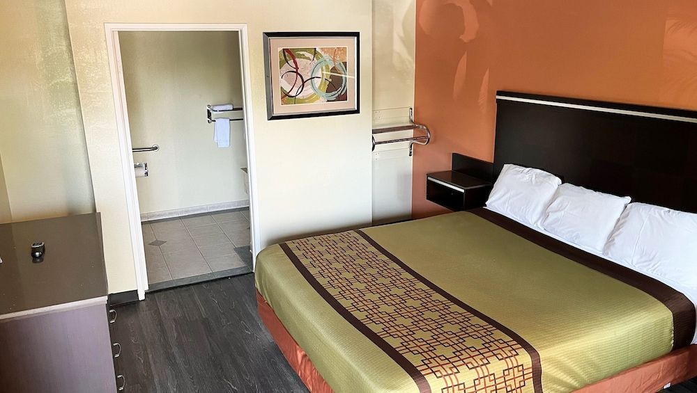 Rivera Inn & Suites Motel Pico Rivera Room, 1 King Bed, Accessible, Non Smoking 4