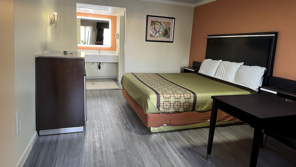 Rivera Inn & Suites Motel Pico Rivera Room, 1 King Bed, Accessible, Non Smoking 9