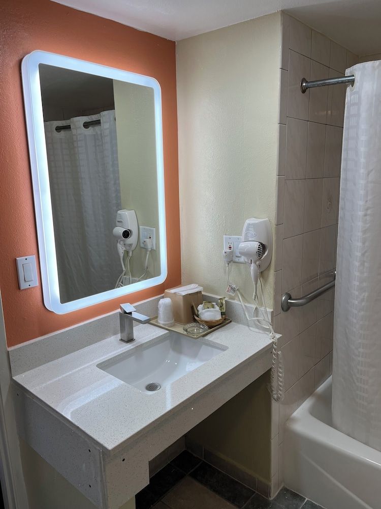 Rivera Inn & Suites Motel Pico Rivera Room, 1 King Bed, Accessible, Non Smoking 11