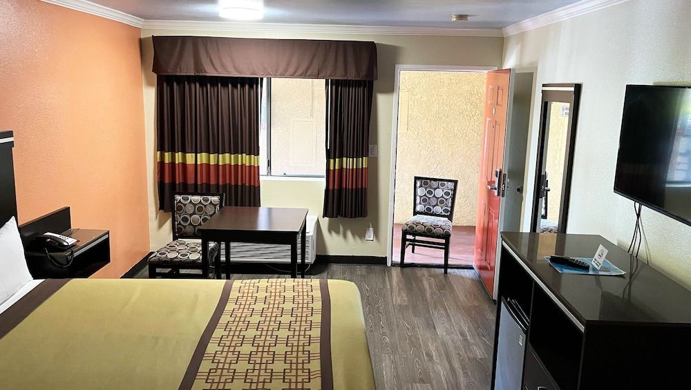 Rivera Inn & Suites Motel Pico Rivera Room, 1 King Bed, Accessible, Non Smoking 5