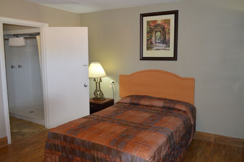 Basic Single Room, 1 Queen Bed