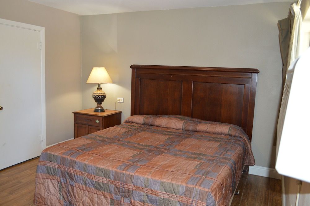 Basic Room, 1 King Bed