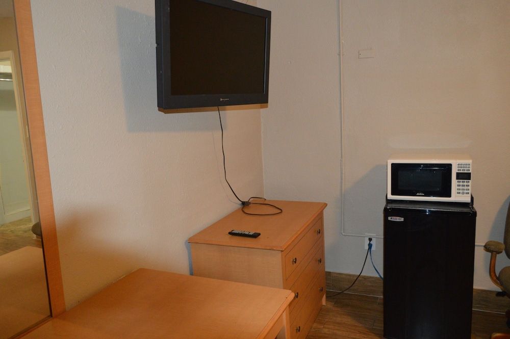 Basic Room, 1 King Bed