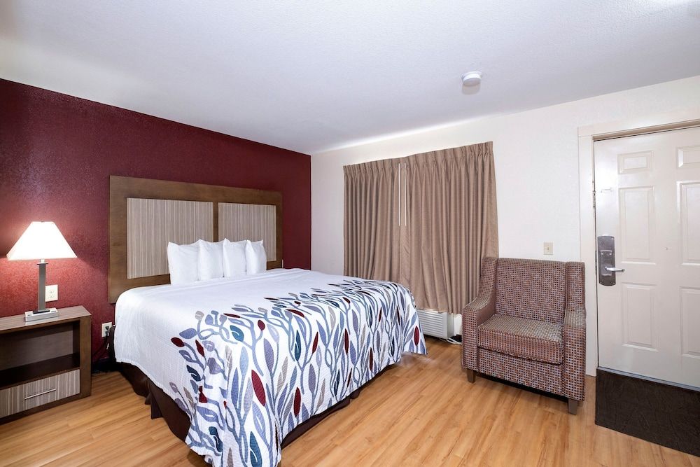 Red Roof Inn Neptune - Jersey Shore Superior Room, 1 King Bed (Larger Room, Smoke Free) 8