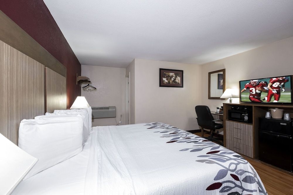 Red Roof Inn Neptune - Jersey Shore Superior Room, 1 King Bed (Larger Room, Smoke Free) 5