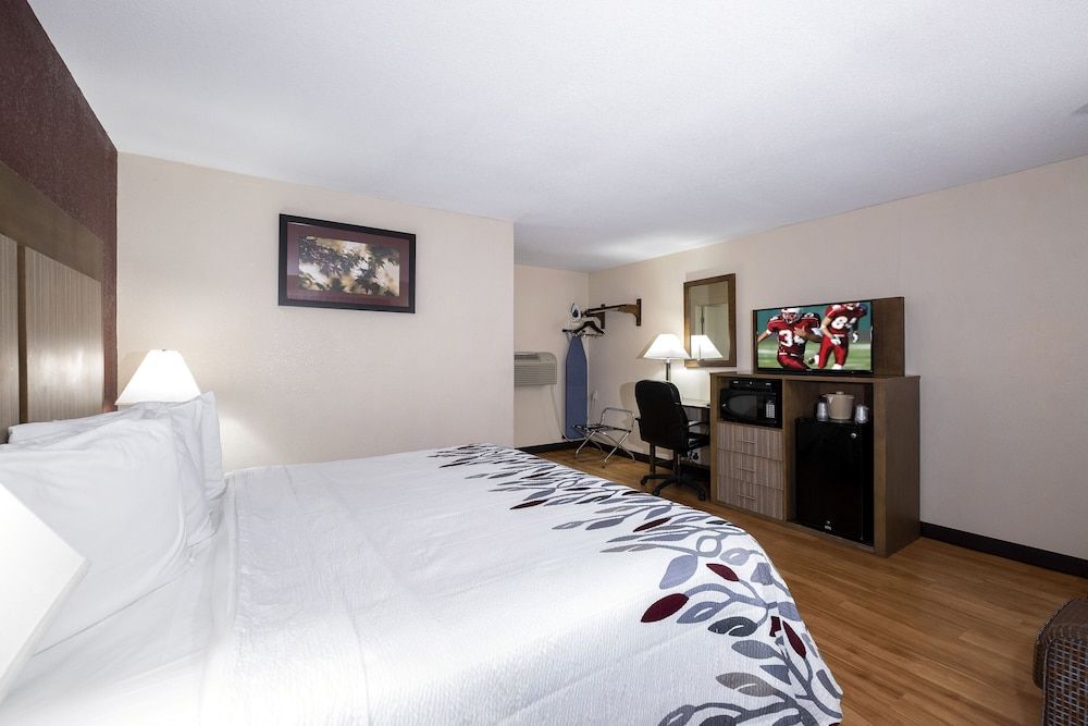 Red Roof Inn Neptune - Jersey Shore Superior Room, 1 King Bed (Larger Room, Smoke Free) 6