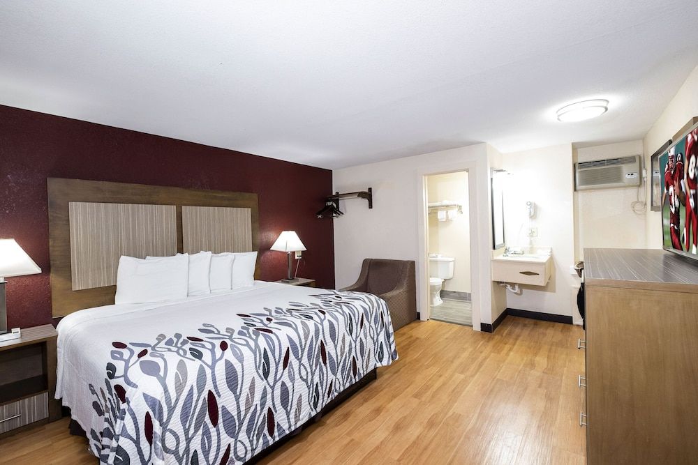 Red Roof Inn Neptune - Jersey Shore Superior Room, 1 King Bed (Larger Room, Smoke Free) 14