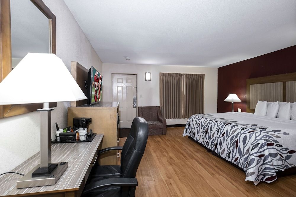 Red Roof Inn Neptune - Jersey Shore Superior Room, 1 King Bed (Larger Room, Smoke Free) 4