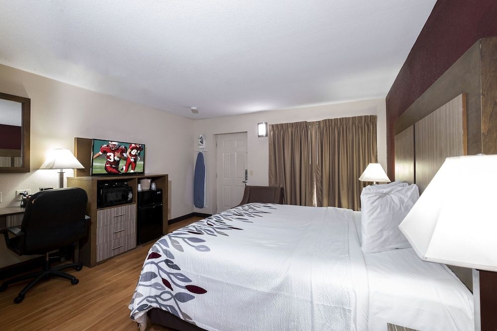 Red Roof Inn Neptune - Jersey Shore Superior Room, 1 King Bed (Larger Room, Smoke Free) 7