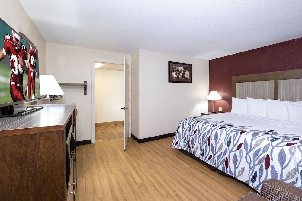 Red Roof Inn Neptune - Jersey Shore Superior Room, 1 King Bed (Larger Room, Smoke Free) 3
