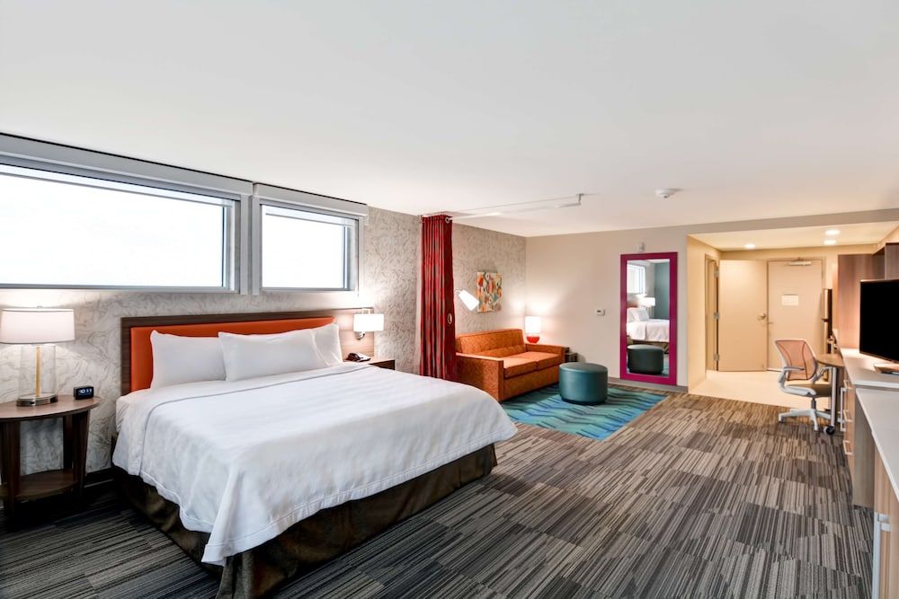 Suite, 1 King Bed, Accessible (Hearing)