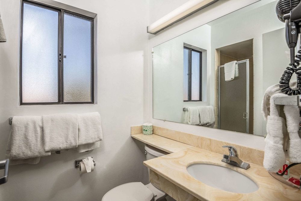 undefined Econo Lodge near the University of Arizona 10