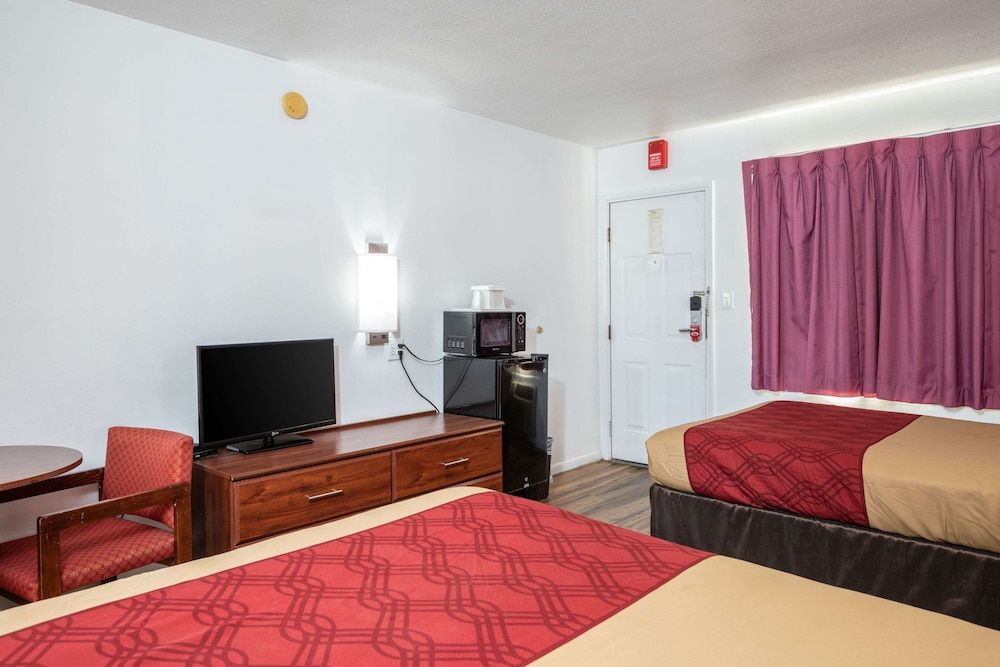 undefined Econo Lodge near the University of Arizona 4