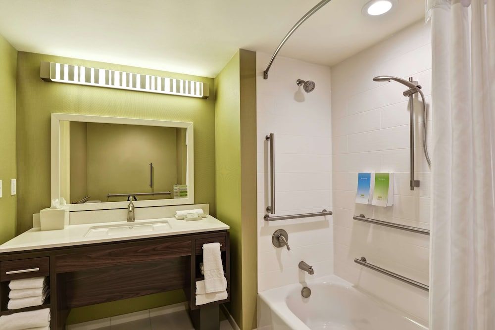 Suite, 1 Queen Bed, Accessible, Bathtub