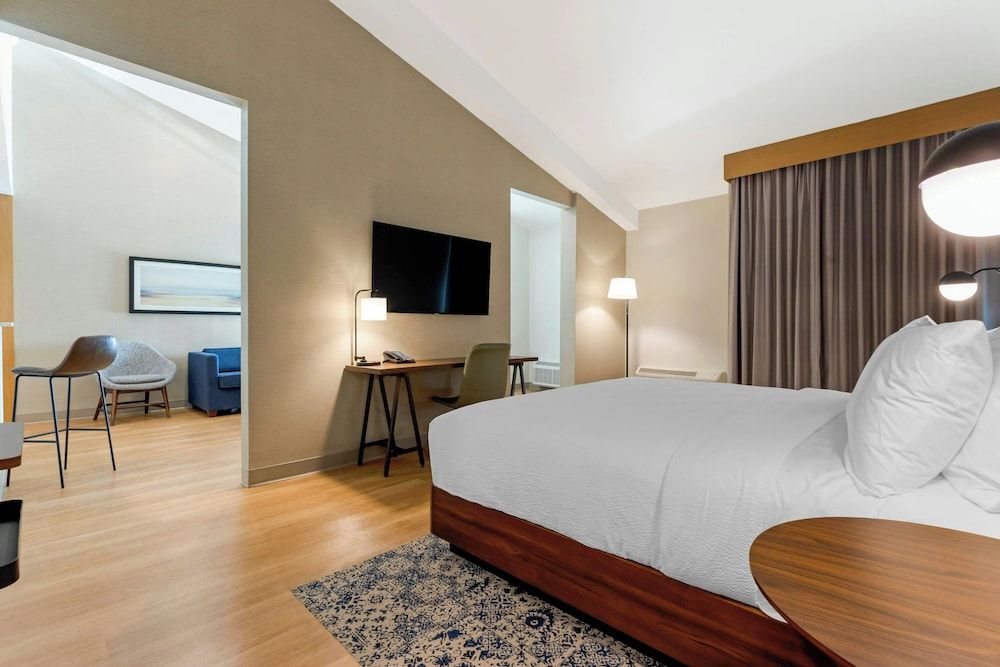 Suite, 1 King Bed, Balcony, River View