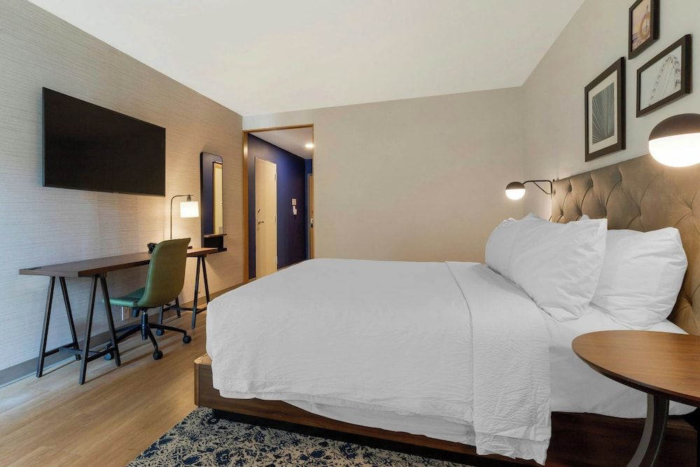 Deluxe Room, 1 King Bed, Non Smoking, River View